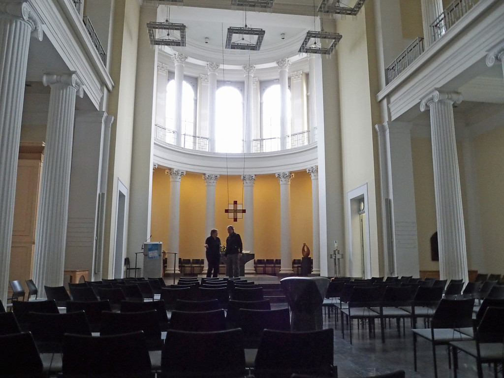 Innenraum der evangelische Kirche Solingen-Wald, Blick zum Altar (2015)