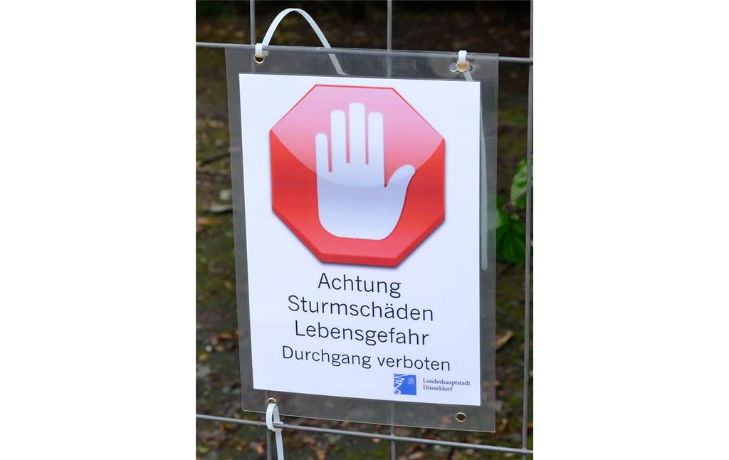 Ein Warnschild vor den Sturmschäden vom 9. Juni 2014, das das Betreten des Hofgartens verhindert. Weite Teile des Hofgartens sind noch nicht zugänglich, weil dort, aufgrund von Astbruchgefahr, Lebensgefahr droht (Aufnahme vom 14.07.2014).