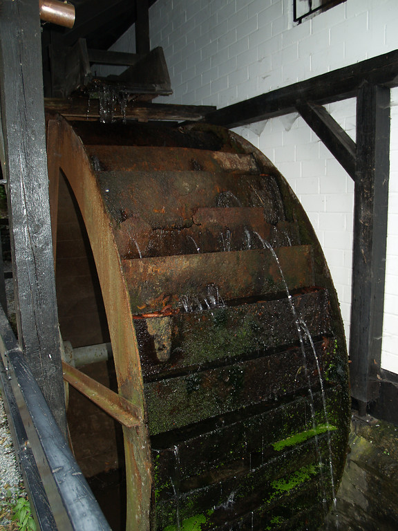 Dümmlinghauser Mühle, Wasser läuft über das Wasserrad