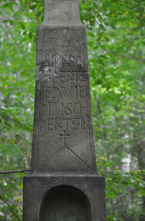 Nahaufnahme des Wegkreuzes Nr. 6 am Petersberger Bittweg mit Inschrift (2018).