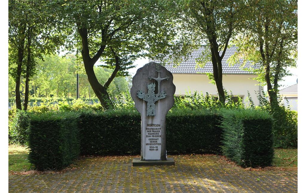 Bild 1: Das Mahnmal auf dem Gemeindefriedhof Hürtgen (Aufnahme vom 10.11.2016).