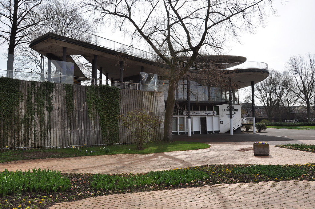 Blumenhof und Park-Café  im Rheinpark im Frühjahr 2013