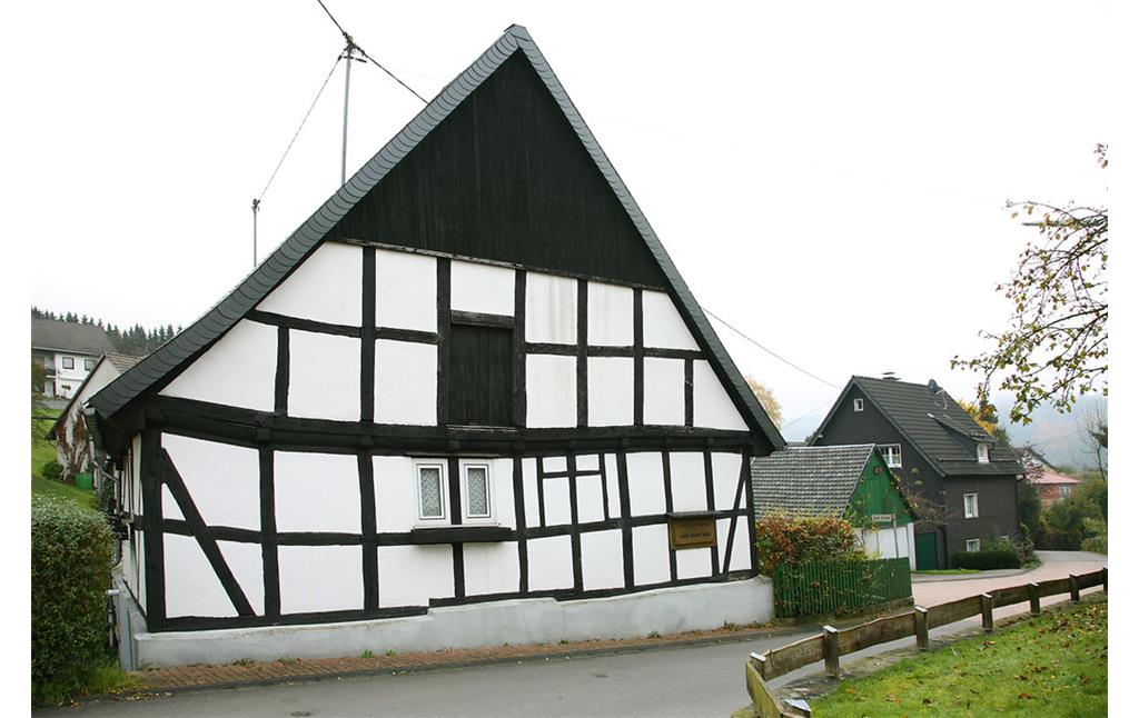 Giebelseite des denkmalgeschützten Fachwerkhauses in Jedinghagen (2008)