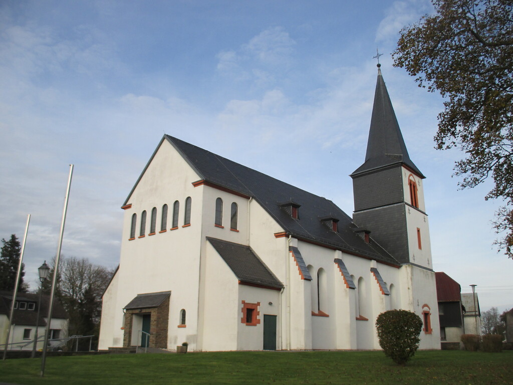 Die Pfarrkirche St. Barbara ist eine dreischiffige verputzte, weiß gestrichene Saalkirche mit im Süden angebautem Glockenturm. (2014)