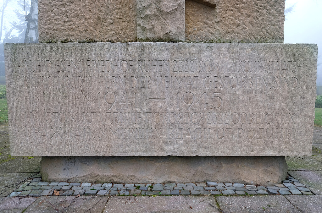 Bild 26: Sockel des Hochkreuzes auf der Gräberstätte Rurberg mit der Inschrift: Auf diesem Friedhof ruhen 2322 sowjetische Staatsbürger, die fern der Heimat gestorben sind. 1941-1945 (2022).