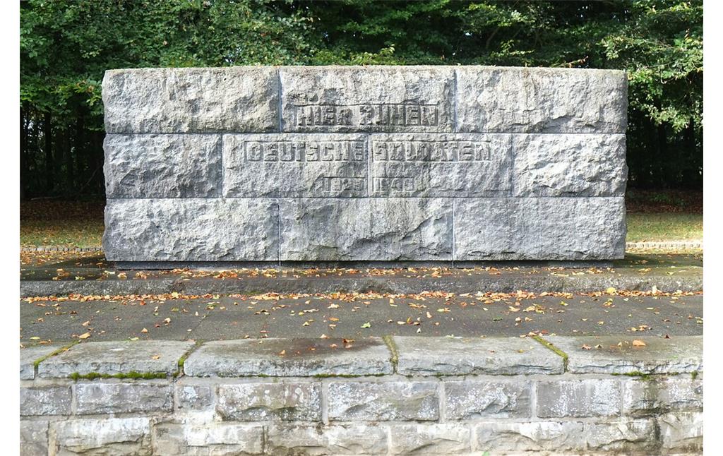 Bild 6: Der 'Sarkophag' auf der Kriegsgräberstätte Vossenack heute (2016).
