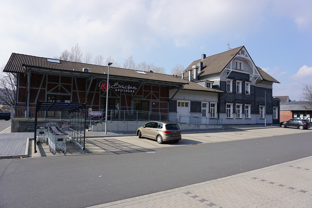 Bahnhof Marienheide, ehemalige Gleisseite mit Güterschuppen links (2021)