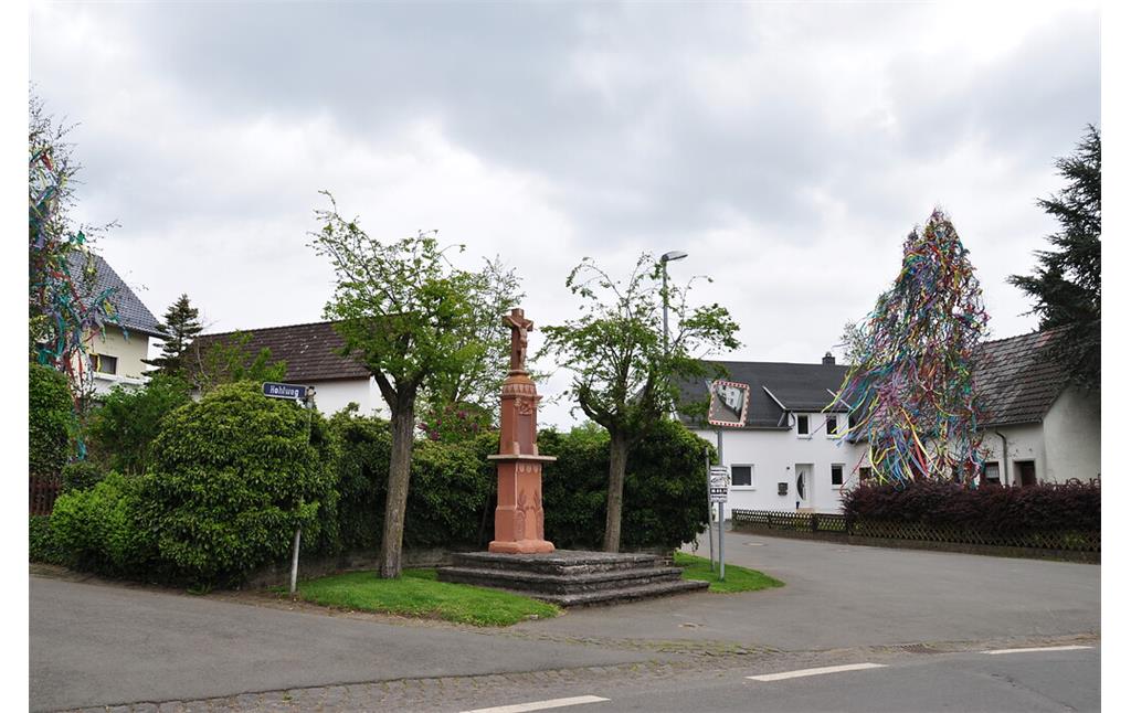 Wegekreuz zwischen zwei Bäumen in Lommersdorf (2014)