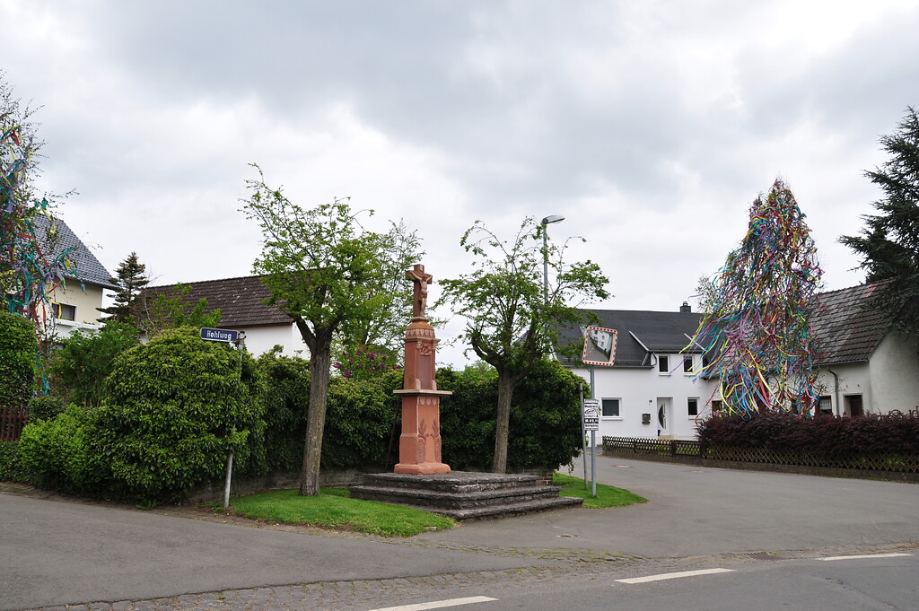 Wegekreuz zwischen zwei Bäumen in Lommersdorf (2014)