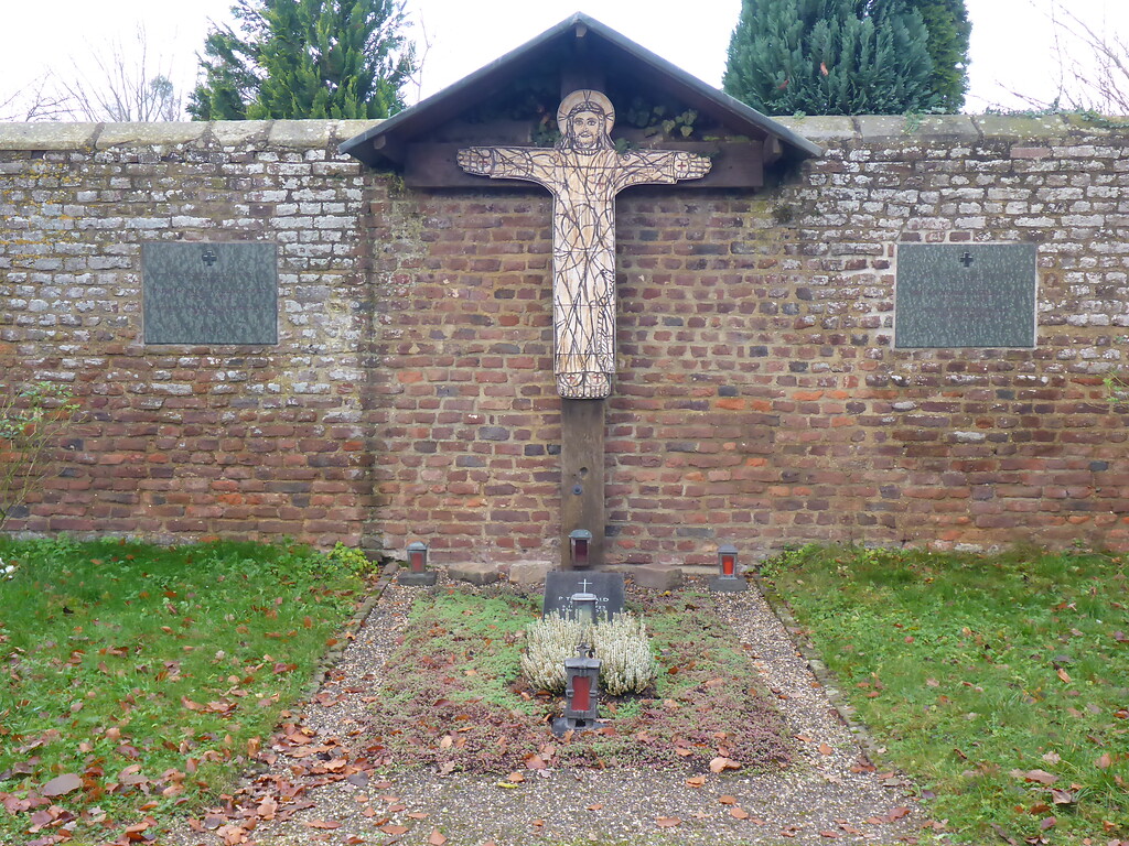 Kreuz im Klostergarten Langwaden (2017)