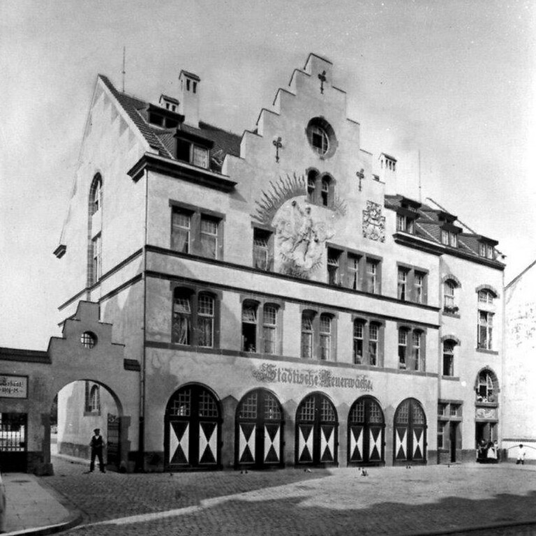 Historische Aufnahme der Alten Feuerwache Bonn in der damaligen Maxstraße im Jahr ihrer Fertigstellung und des Bezugs 1905.