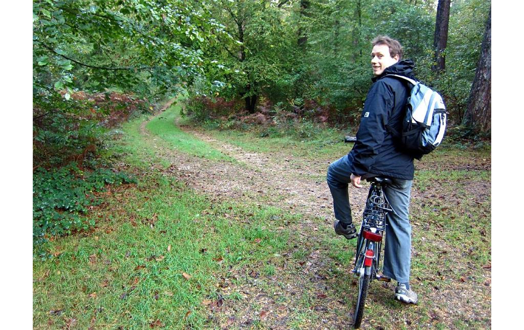Ein Radfahrer auf einem Rad- und Wanderweg in der Kulturlandschaft Wahner Heide (2011).