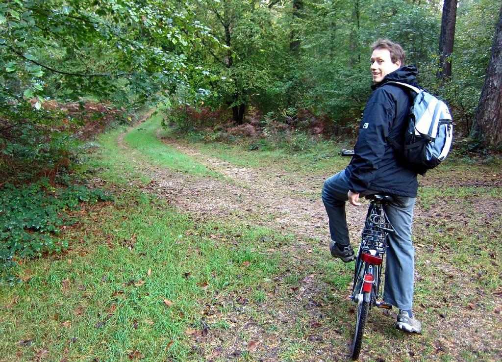 Ein Radfahrer auf einem Rad- und Wanderweg in der Kulturlandschaft Wahner Heide (2011).