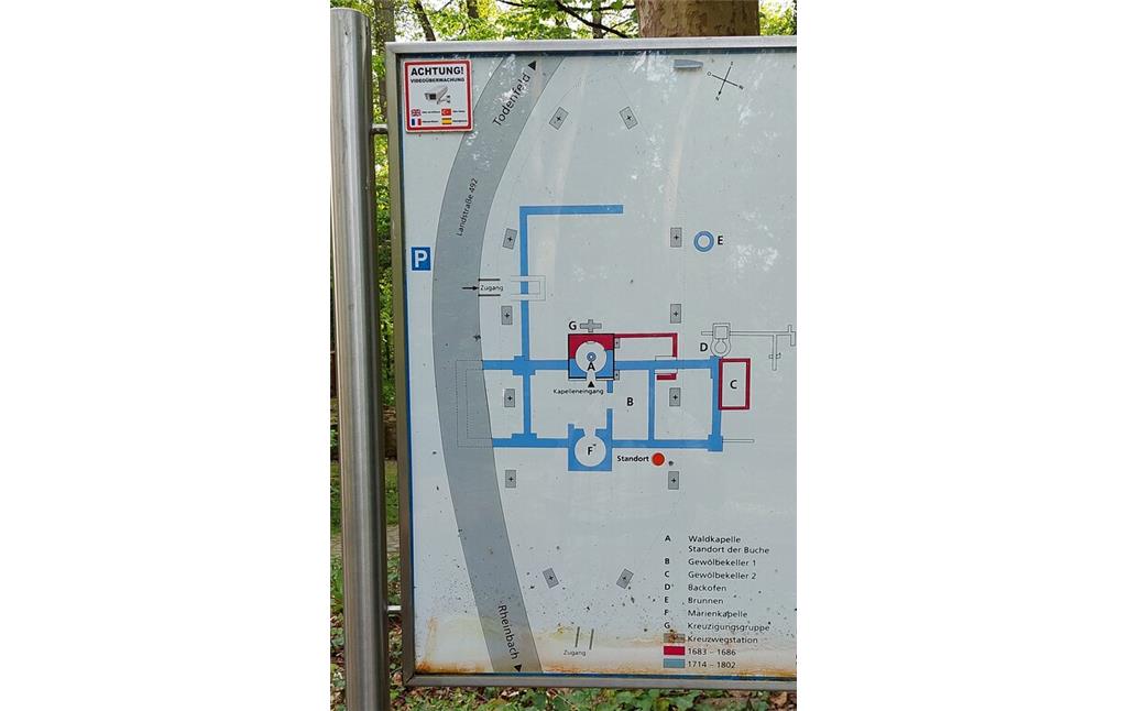 Eine Informationstafel an der Waldkapelle im Rheinbacher Stadtwald verdeutlicht die Lage der 1686 errichteten Wallfahrtskapelle zu dem heute nicht mehr erhaltenen Franziskanerkloster (2022).
