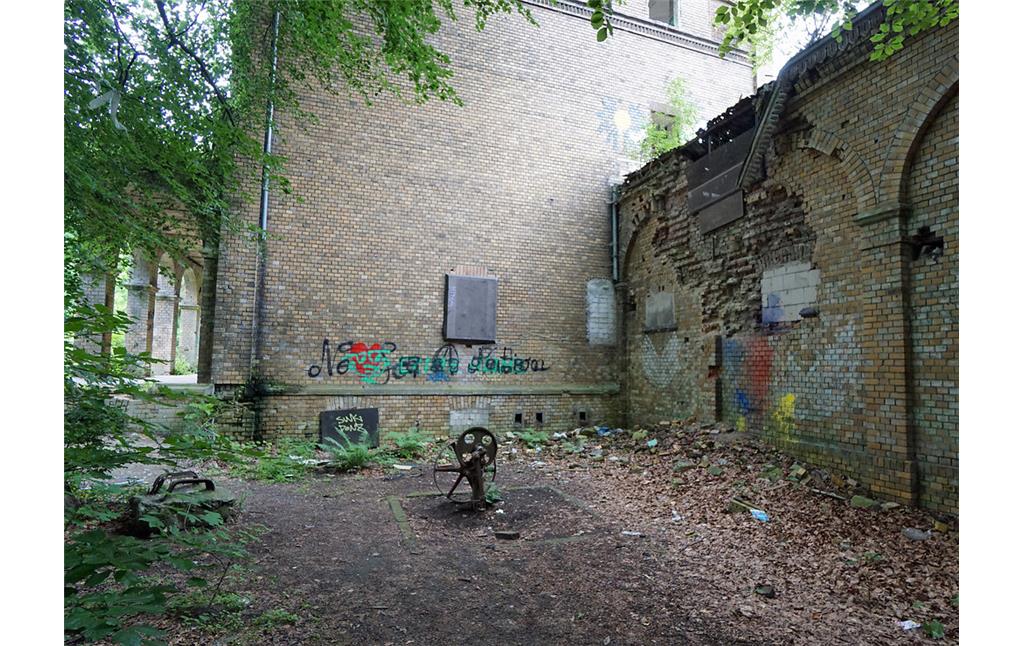 Teilansicht der Front des im Verfall befindlichen früheren Herrenhauses Villa Oppenheim in Köln-Fühlingen (2018).