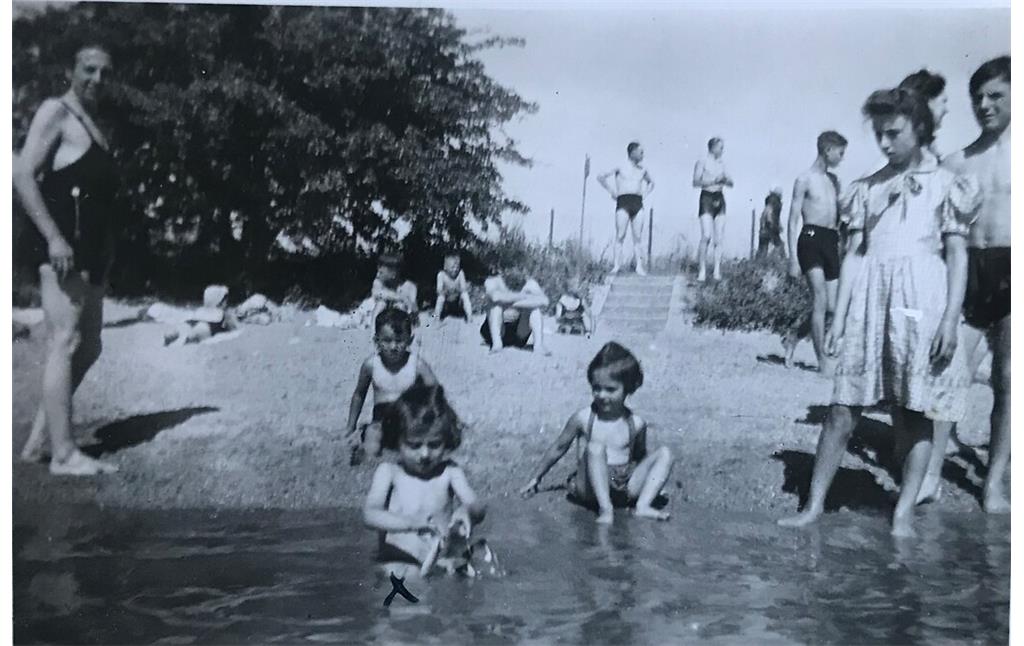 Badevergnügen auf der gegenüberliegenden Rheinseite im Niersteiner Strandbad (1920er Jahre)