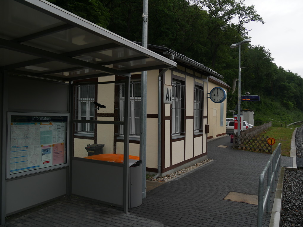 Wartehäuschen und Dienstraum des Haltepunktes Arfurt (Lahn) bei Runkel-Arfurt (2017)