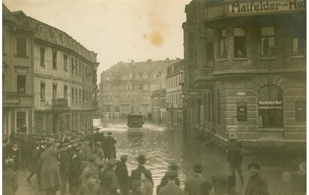Blick vom Schüllerplatz in die Andernacher Straße in Koblenz-Lützel bei Hochwasser (um 1920).