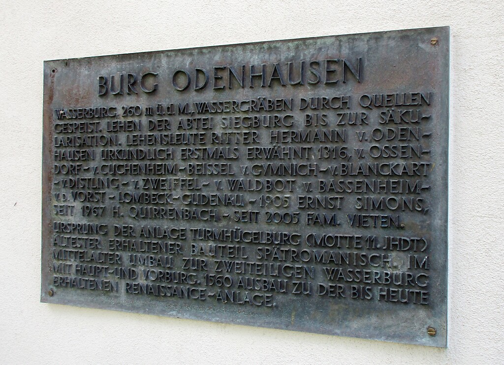 Informationstafel "Burg Odenhausen" zu der ursprünglich als Turmhügelburg (Motte) erbauten Wasserburg Odenhausen in Wachtberg-Berkum (2020).