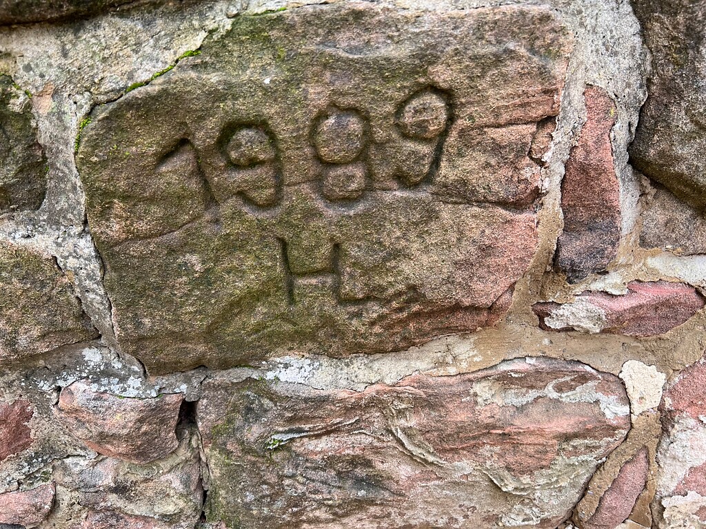 Inschriften an der Ruine Jagdschlösschen Murrmirnichtviel bei Bad Dürkheim