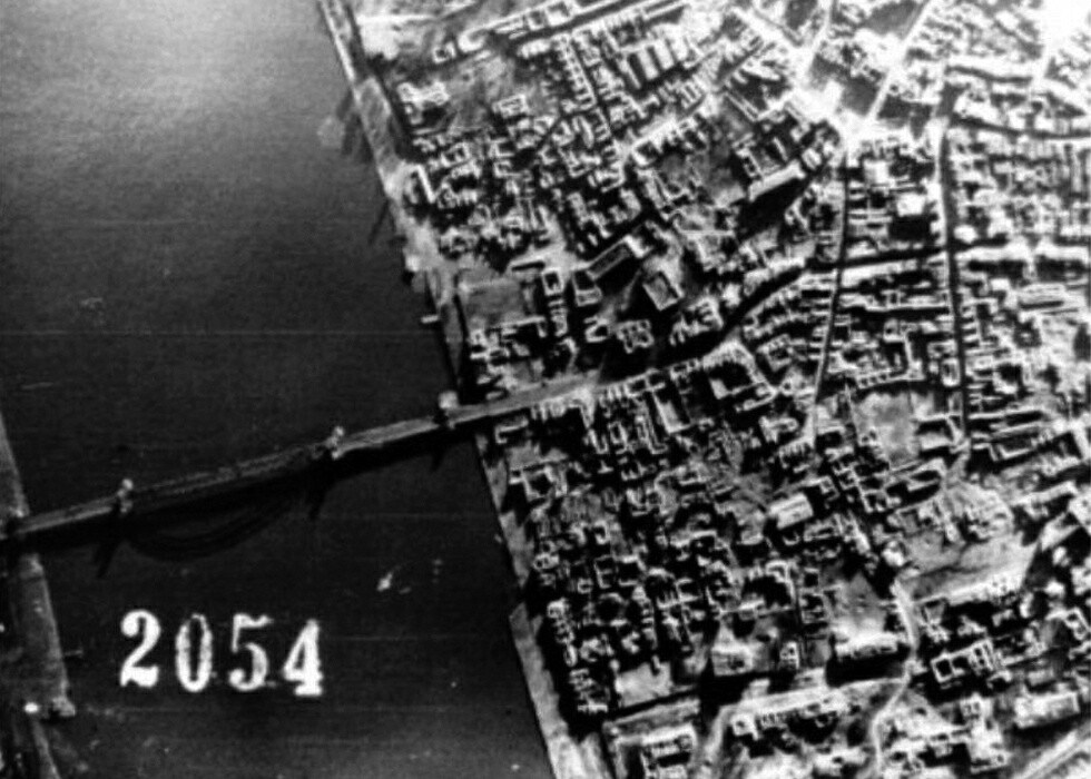 Luftaufnahme des zerstörten Bonner Rheinviertels, aus 4000 Metern Höhe aufgenommen nach dem schwersten Luftangriff auf die Stadt am 18. Oktober 1944. Die am 8. März 1945 gesprengte Alte Rheinbrücke scheint noch intakt.