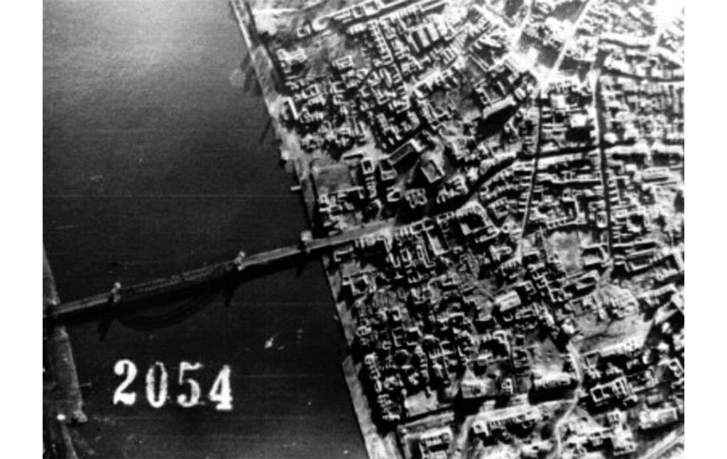 Luftaufnahme des zerstörten Bonner Rheinviertels, aus 4000 Metern Höhe aufgenommen nach dem schwersten Luftangriff auf die Stadt am 18. Oktober 1944. Die am 8. März 1945 gesprengte Alte Rheinbrücke scheint noch intakt.