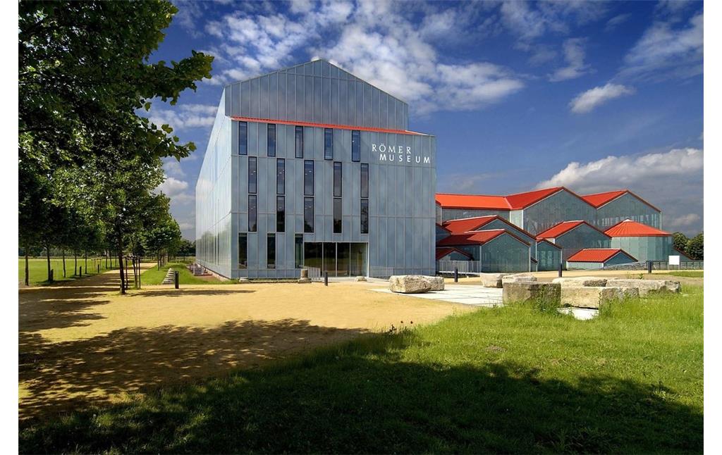 LVR-RömerMuseum im Archäologischen Park Xanten, Außensicht des Museumsbaus mit den Thermen rechts (2011)