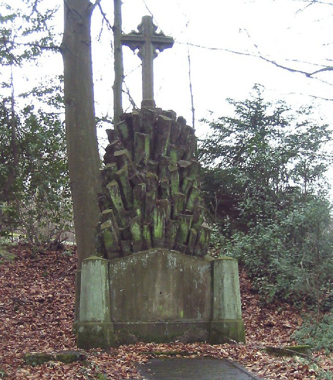 Das Grabmal der 1822 verstorbenen Eheleute Generalleutnant Friedrich Curt und Sophie Therese von Hobe an der Abtei Heisterbach (2009).
