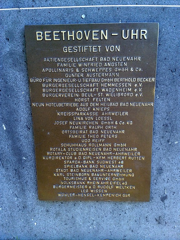 Inschriftentafel mit den Namen der Stifter der Beethoven-Uhr in Bad Neuenahr (2016).