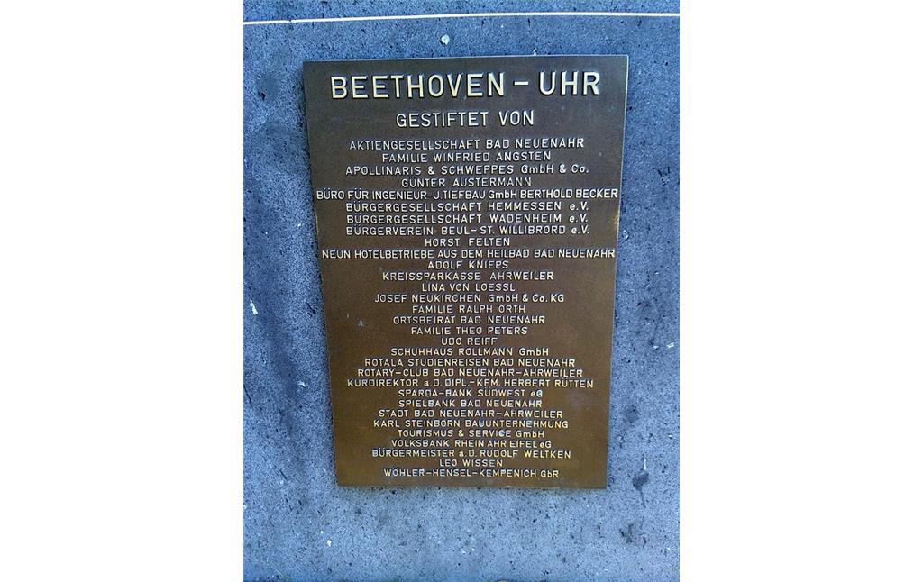 Inschriftentafel mit den Namen der Stifter der Beethoven-Uhr in Bad Neuenahr (2016).