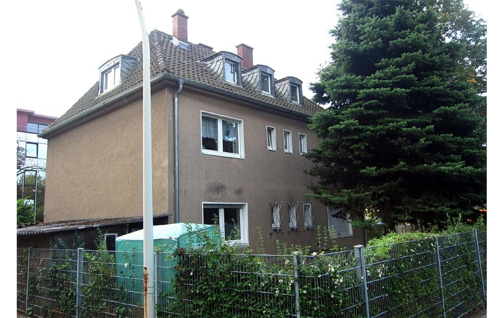 Das heutige Wohnhaus Kaulardstraße 2 (rückwärtige Ansicht), in dessen Keller sich die römische Grabkammer befindet (2013).