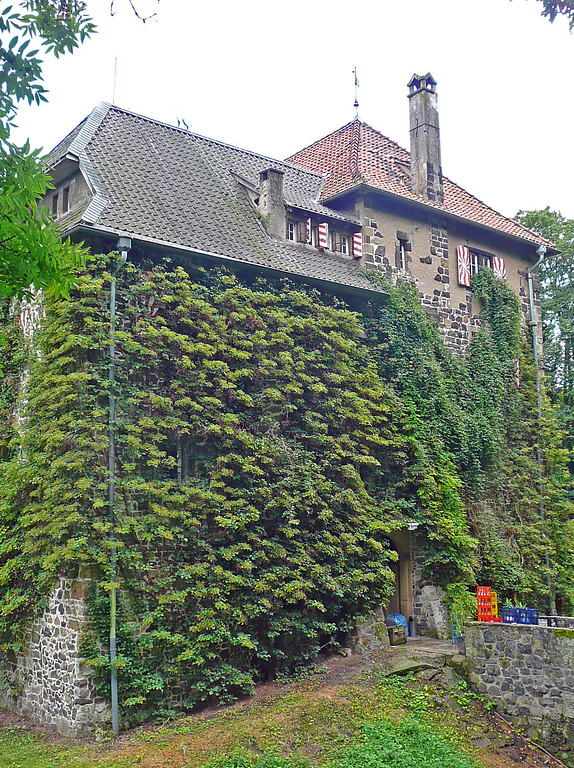 Die Burg Lede in Vilich von Westen aus dem Burgpark gesehen (2014)