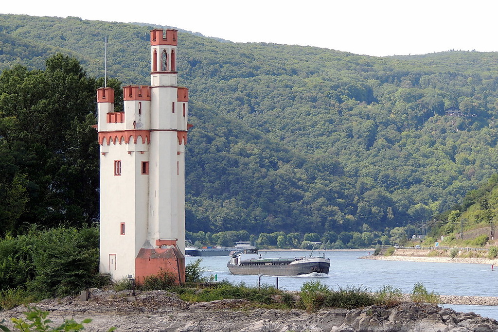 Der auf einer Rheininsel im Bereich des "Binger Lochs" stehende Wehr- und Wachturm Mäuseturm bei Bingen (2012).