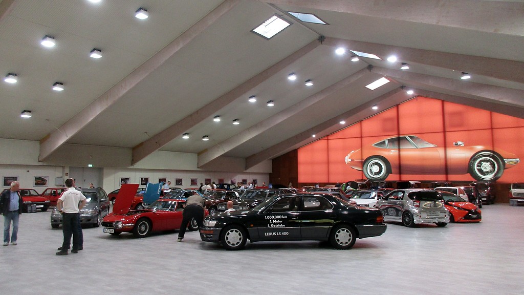 Blick auf die Fahrzeugausstellung "Toyota Collection" der Toyota Deutschland GmbH in Köln-Marsdorf (2018).