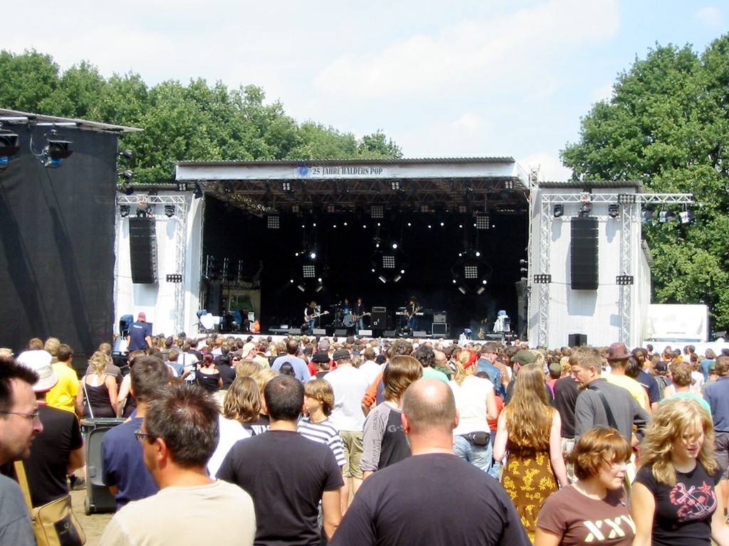 Die Hauptbühne des 25. "Haldern Pop Festival" auf dem Alten Reitplatz Haldern (2008).