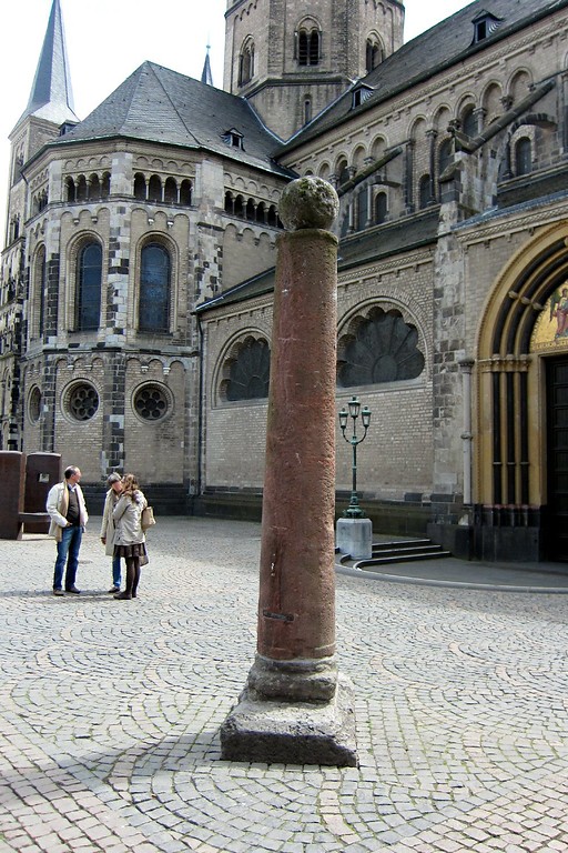 Der Pranger auf dem Münsterplatz, im Hintergrund das Bonner Münster (2012)