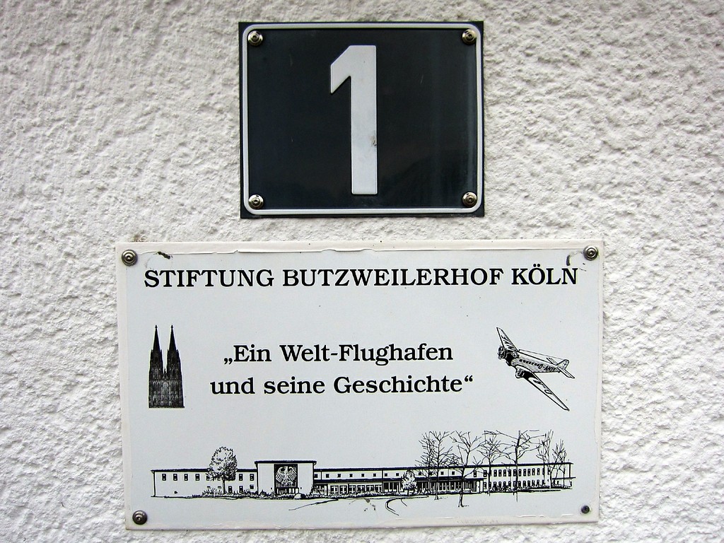 Hinweisschild auf die "Stiftung Butzweilerhof" am Eingang zur Abfertigungshalle des Flughafens Butzweilerhof (2015).