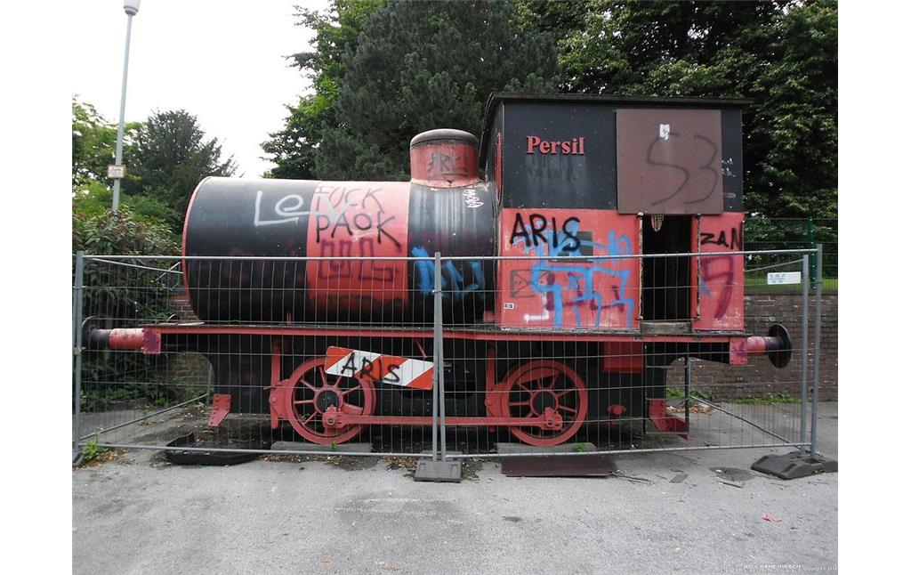 Die Dampfspeicherlokomotive "Persil" in Leverkusen-Hitdorf vor ihrer Renovierung (2012).