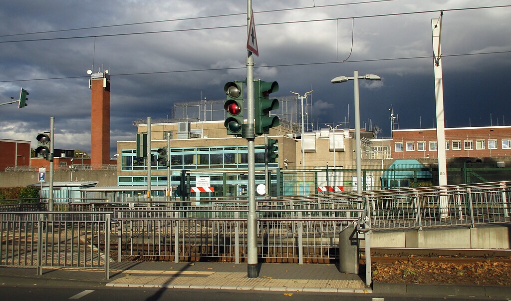 Blick von der Rochusstraße aus auf die Justizvollzugsanstalt Köln-Ossendorf (2020), im Vordergrund Gleisanlagen der Kölner Stadtbahn-Linie 5.