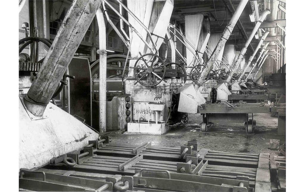 Braunkohlentagebau Grube Victor, Brikettfabrik in Geich, Pressenhaus mit Pressköpfen