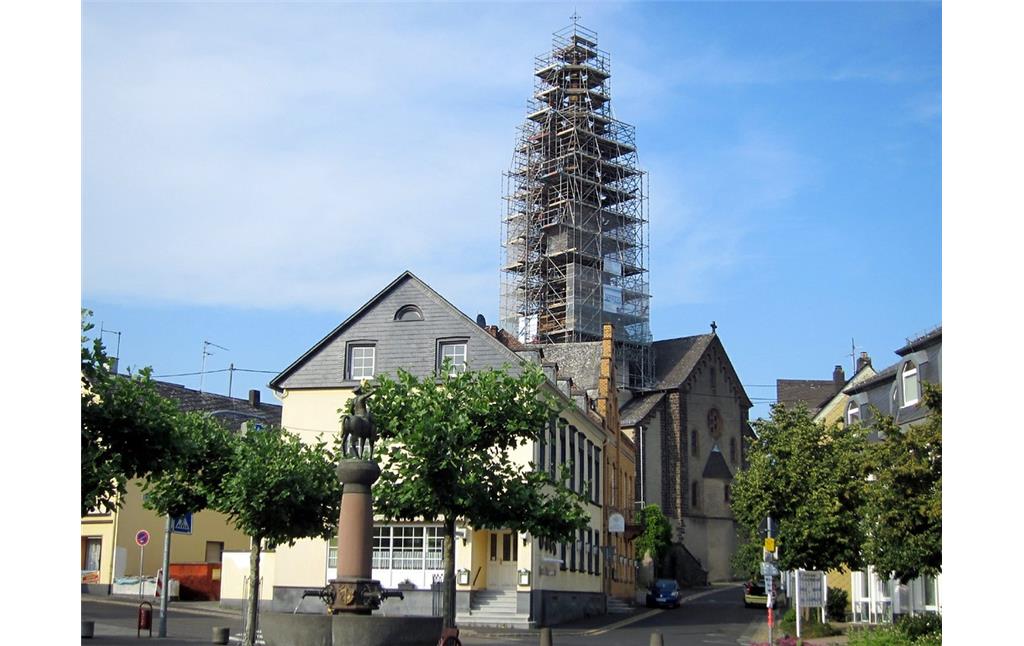 Der eingerüstete schiefe Kirchturm Kaisersesch (22.07.2013).