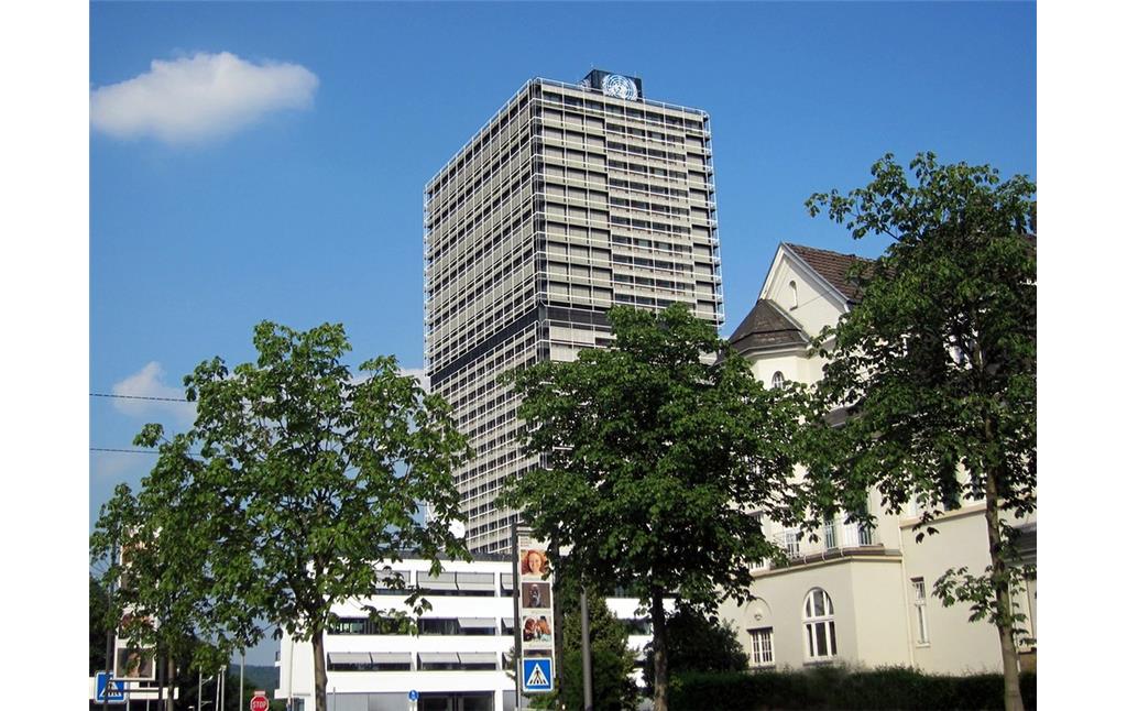Das ehemalige Abgeordnetenhochhaus "Langer Eugen" in Bonn, Ansicht von Westen aus Richtung der Heussallee (2013).