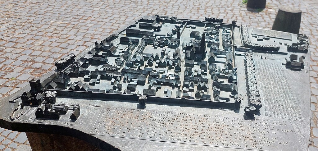 Miniatur der Altstadt Zons (Feste Zons) vor dem Rheintor in Dormagen-Zons (2022).