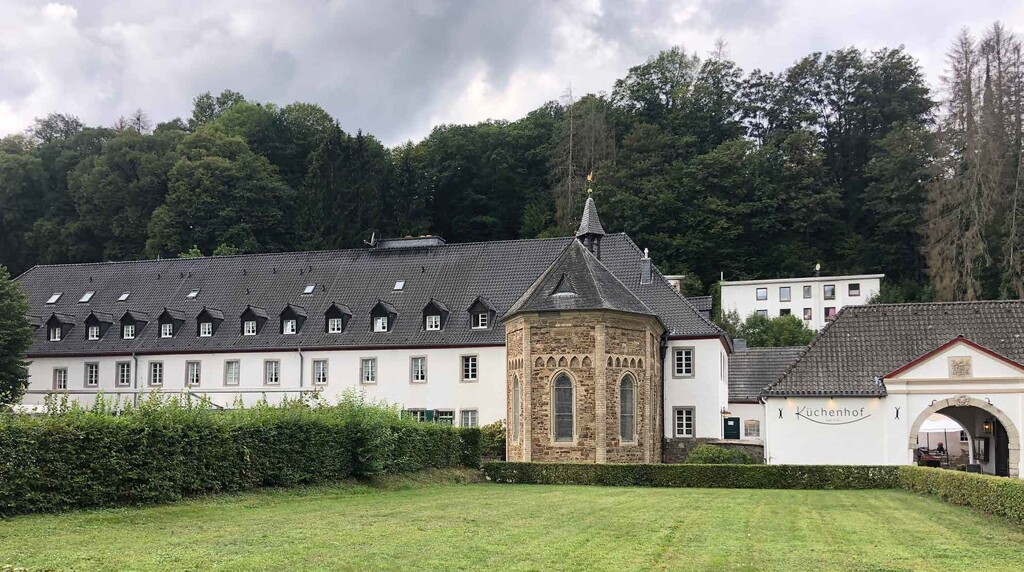 Im Küchenhof, rechts im Bild, wurde noch bis 1982 Landwirtschaft betrieben. Die Markuskapelle, in der Bildmitte, ist das älteste Gebäude in Altenberg. Der Altenberger Hof, links im Bild, befindet sich an der Stelle, an der einst das Wirtshaus des Klosters lag (2023).