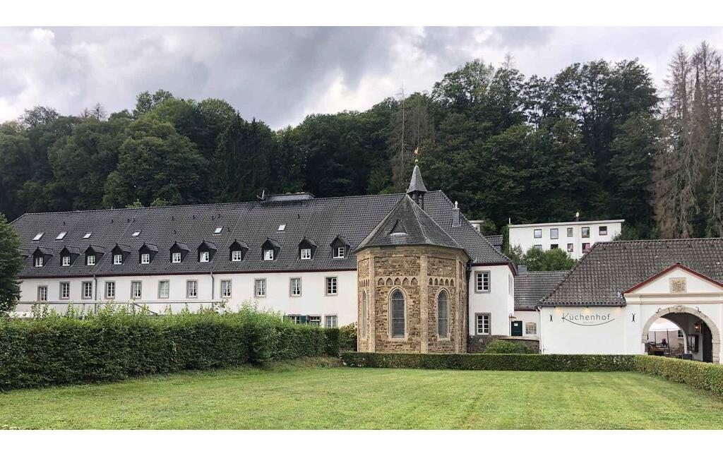 Im Küchenhof, rechts im Bild, wurde noch bis 1982 Landwirtschaft betrieben. Die Markuskapelle, in der Bildmitte, ist das älteste Gebäude in Altenberg. Der Altenberger Hof, links im Bild, befindet sich an der Stelle, an der einst das Wirtshaus des Klosters lag (2023).