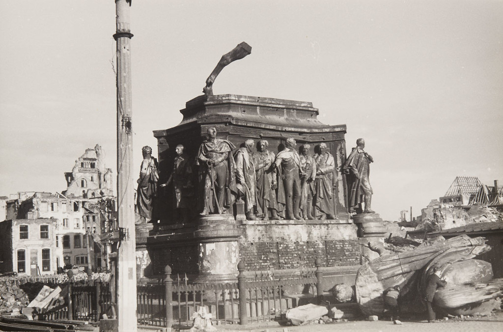 Das zerstörte Reiterstandbild für den preußischen König Friedrich Wilhelm III. auf dem Kölner Heumarkt (nach 1945).