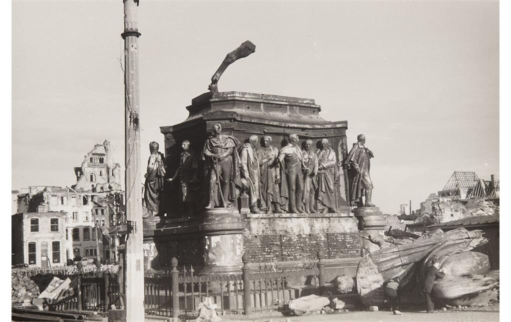 Das zerstörte Reiterstandbild für den preußischen König Friedrich Wilhelm III. auf dem Kölner Heumarkt (nach 1945).