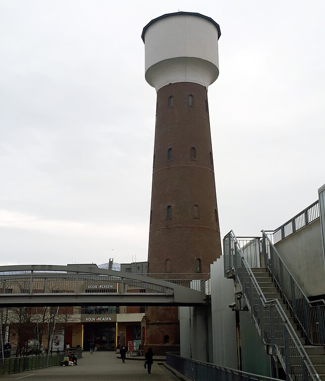 Der Wasserturm der ehemaligen Chemischen Fabrik Kalk in Köln-Kalk (2020), Ansicht von Norden, der Turm grenzt an das Einkaufszentrum "Köln Arcaden" und ein Parkhaus.