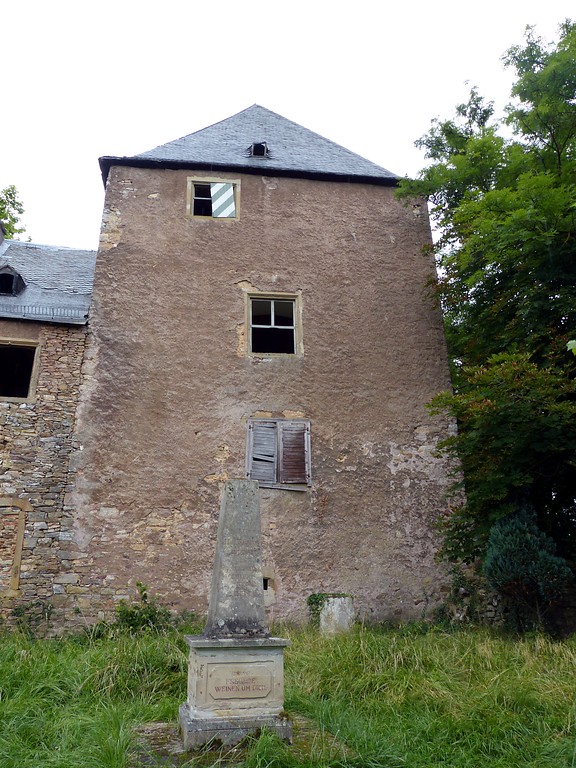 Das Gauvain-Denkmal vor einem Gebäude der Burg Gollenfels (2016).