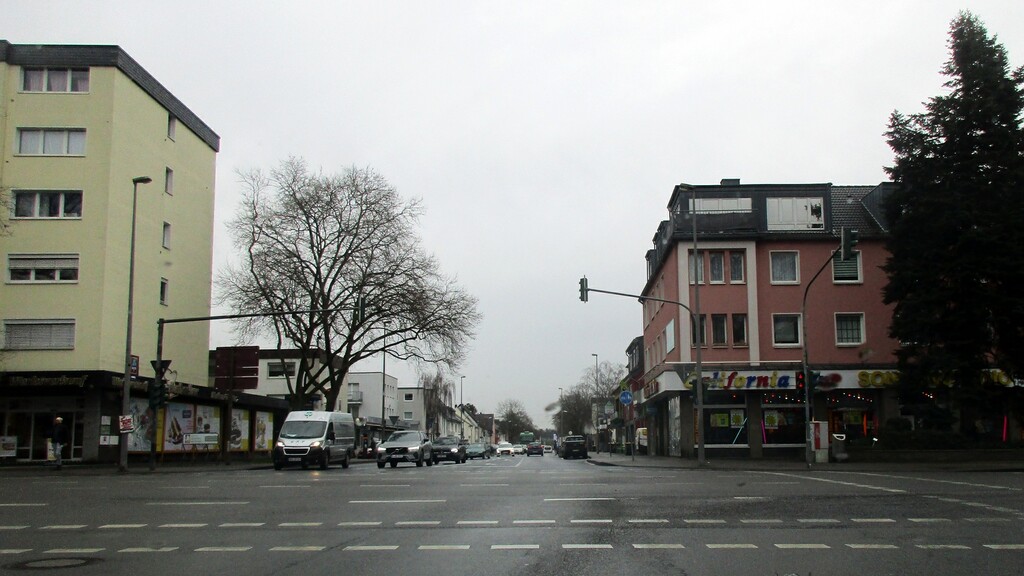 Straßenkreuzung an der für den Ort und Stadtteil Köln-Wahn zentralen Frankfurter Straße / Bundestraße B 8 (2024). In den Jahren 1917-1961 verlief hier die Strecke der Wahner Straßenbahn.